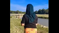 Awek kampung bertudung dan berkain batik bersama skandal di tepi sungai