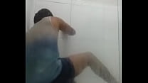 Negro arrastando o cu no chuveiro e gozando (ASSISTA ATE O FINAL?)